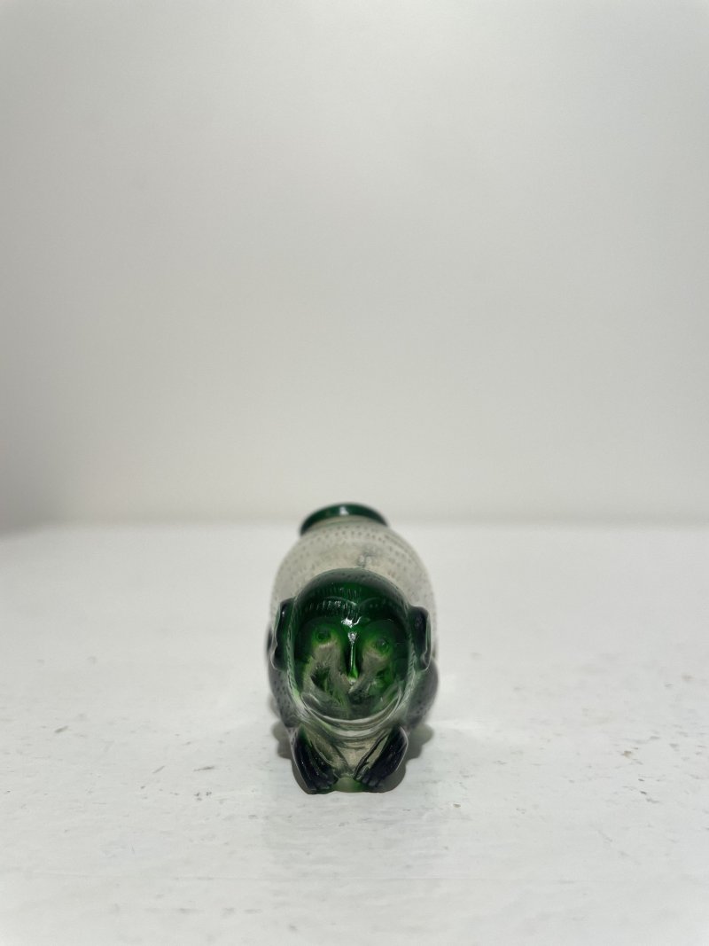 十九世紀 玻璃「猴」、「犬」、「羊」鼻煙壺三件 | THREE BI-COLOUR GLASS 'ZODIAC ANIMALS' SNUFF BOTTLES - 图18