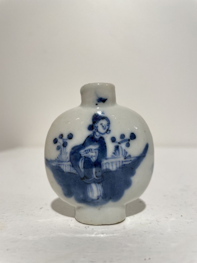 十九/二十世紀 青花庭院仕女紋、青花釉裏紅雙龍戲珠紋、瓷胎立姿童子、臥姿仕女、立姿老者鼻煙壺五件 其三⌈道光年製⌋、⌈乾隆年製⌋青花楷書款 | FIVE CERAMIC SNUFF BOTTLES - 图46