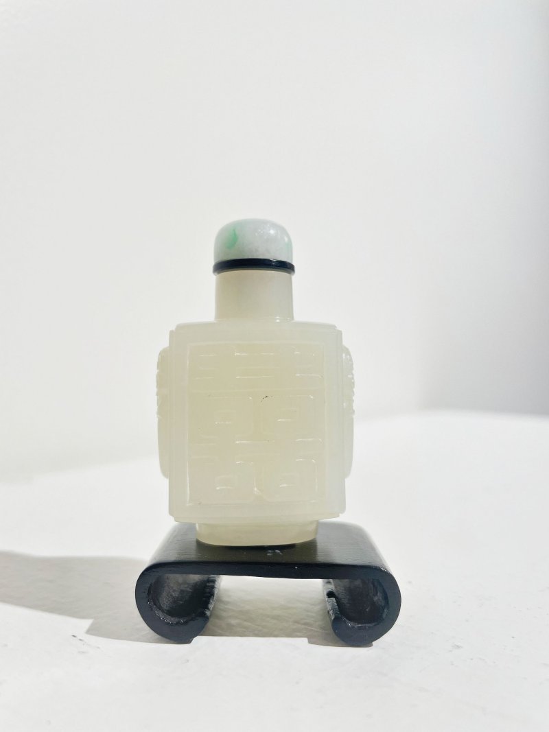 十八/十九世紀 白玉雙喜紋鼻煙壺、翡翠蓋 | A WHITE JADE 'DOUBLE HAPPINESS' SNUFF BOTTLE - 图13