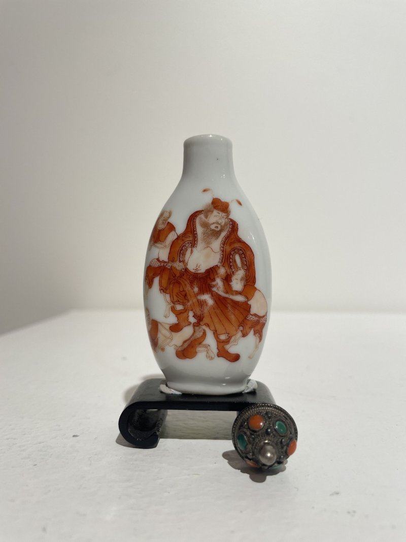 十九世紀中葉 礬紅彩⌈鍾馗⌋鼻煙壺 原底款磨損 | AN IRON-RED PAINTED 'ZHONG KUI' SNUFF BOTTLE - 图10
