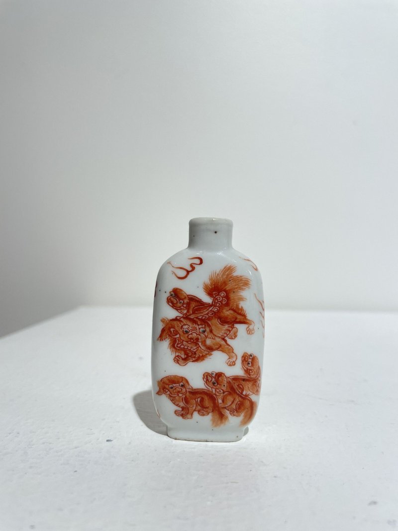 晚清 礬紅彩瑞獅紋鼻煙壺 | AN IRON-RED PAINTED 'BUDDHIST LIONS' SNUFF BOTTLE - 图12