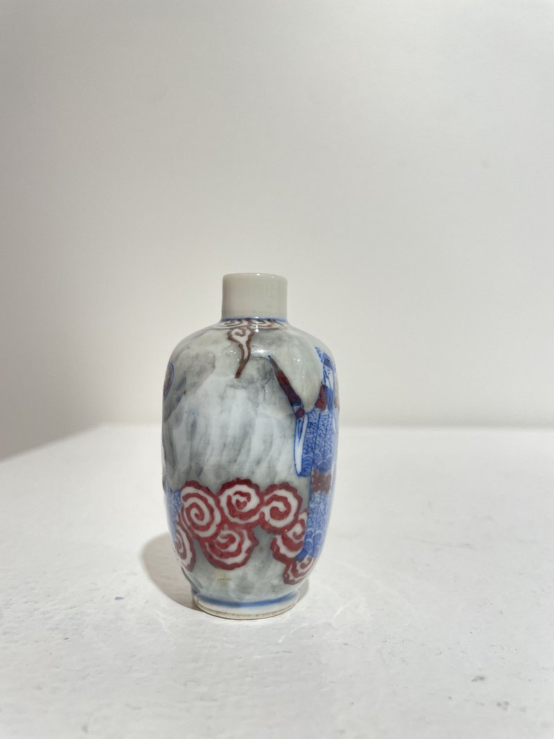 晚清 青花釉裏紅戲劇人物紋鼻煙壺 青花人物紋底款 | AN UNDERGLAZE-BLUE AND COPPER-RED 'FIGURES AMONG CLOUDS' SNUFF BOTTLE - 图4