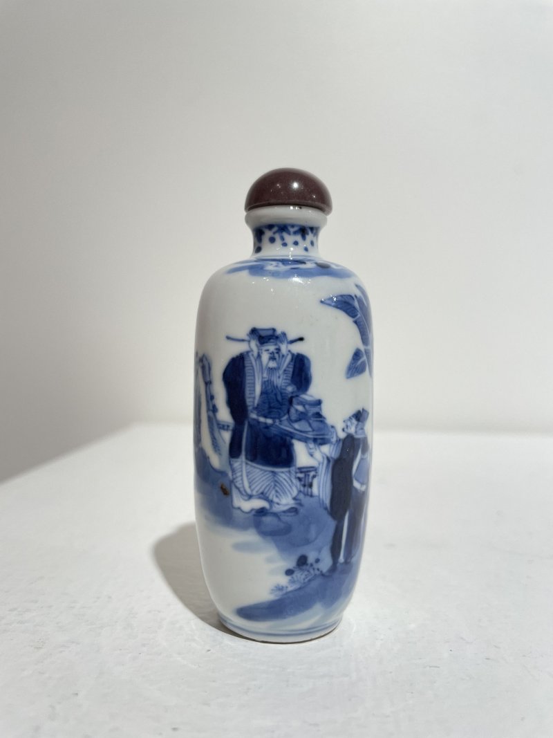 晚清至民國 青花釉裏紅蓮紋、青花人物紋鼻煙壺二件 | AN UNDERGLAZE-BLUE AND COPPER-RED 'LOTUS', AND A BLUE AND WHITE 'FIGURES' SNUFF BOTTLE - 图9