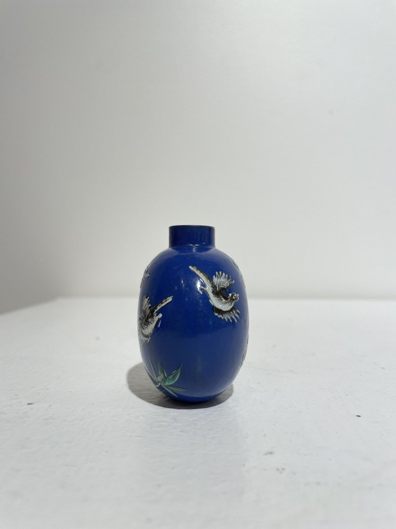 十九世紀 紫砂加彩藍地⌈喜上梅梢⌋鼻煙壺 | AN ENAMELLED YIXING 'MAGPIE' SNUFF BOTTLE - 图19