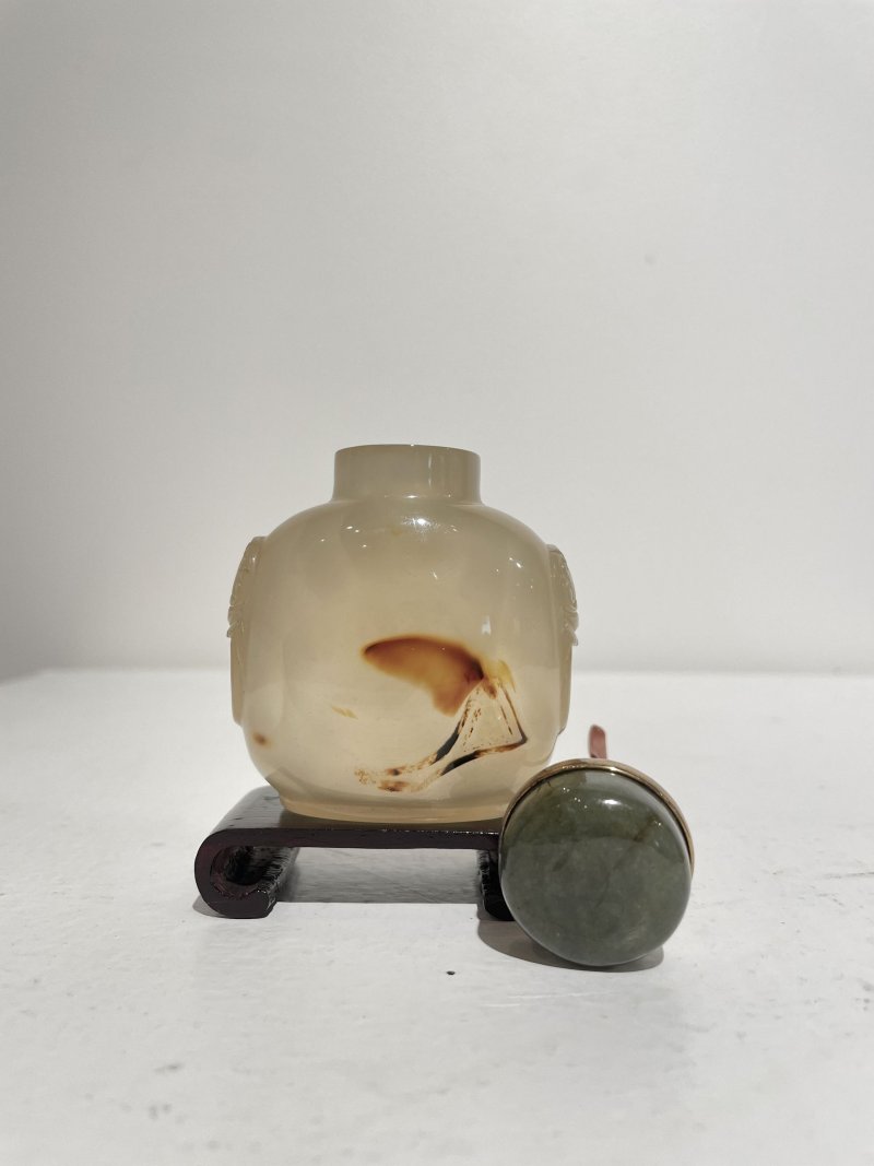 十九世紀 影瑪瑙蝶紋鼻煙壺 | A SHADOW AGATE 'BUTTERFLY' SNUFF BOTTLE - 图21