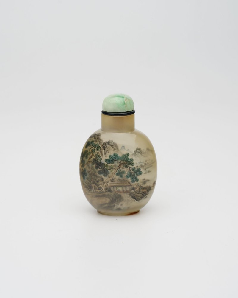 （壺）十九世紀 王習三作 瑪瑙内畫⌈杏巷村⌋鼻煙壺、翡翠蓋 一九七四年作 | AN INSIDE PAINTED AGATE 'LANDSCAPE' SNUFF BOTTLE - 图11