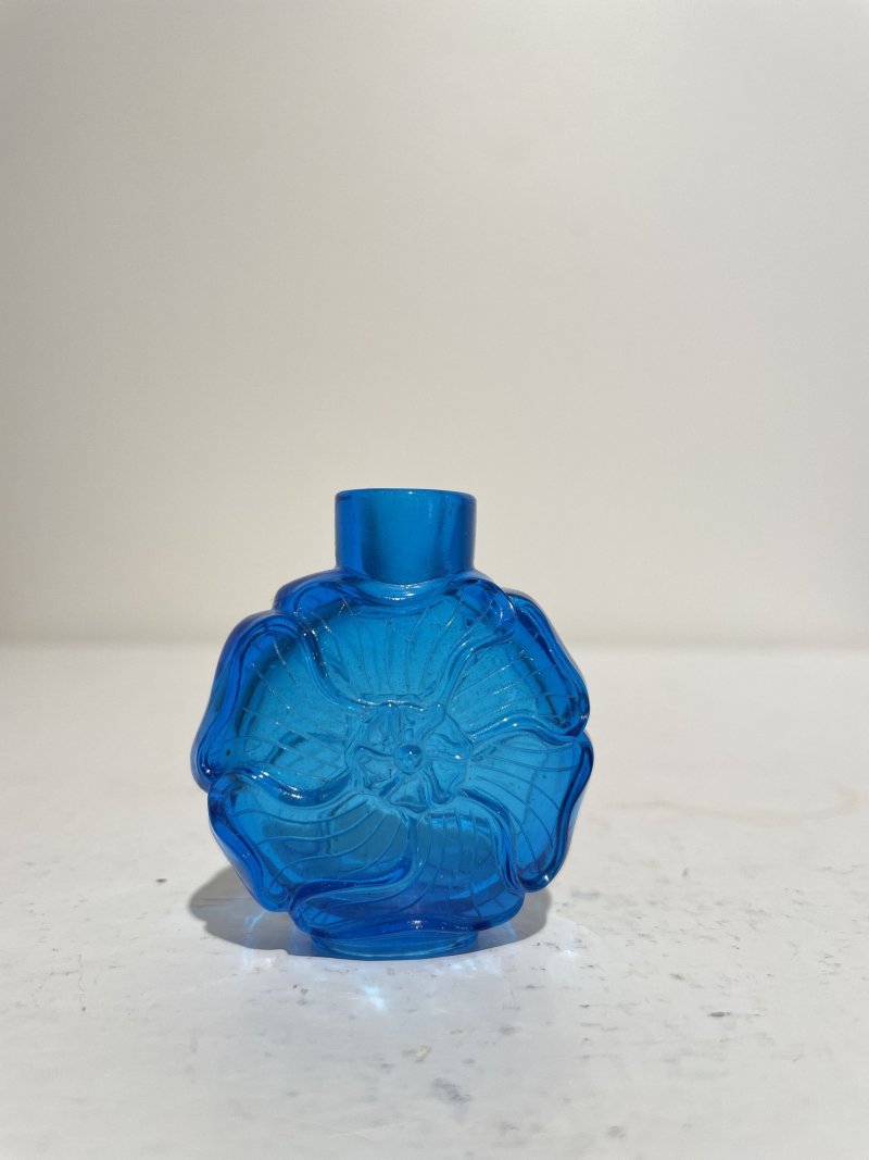十九世紀 藍色玻璃金葵紋鼻煙壺二件 | TWO BLUE GLASS 'MALLOW' SNUFF BOTTLES - 图21