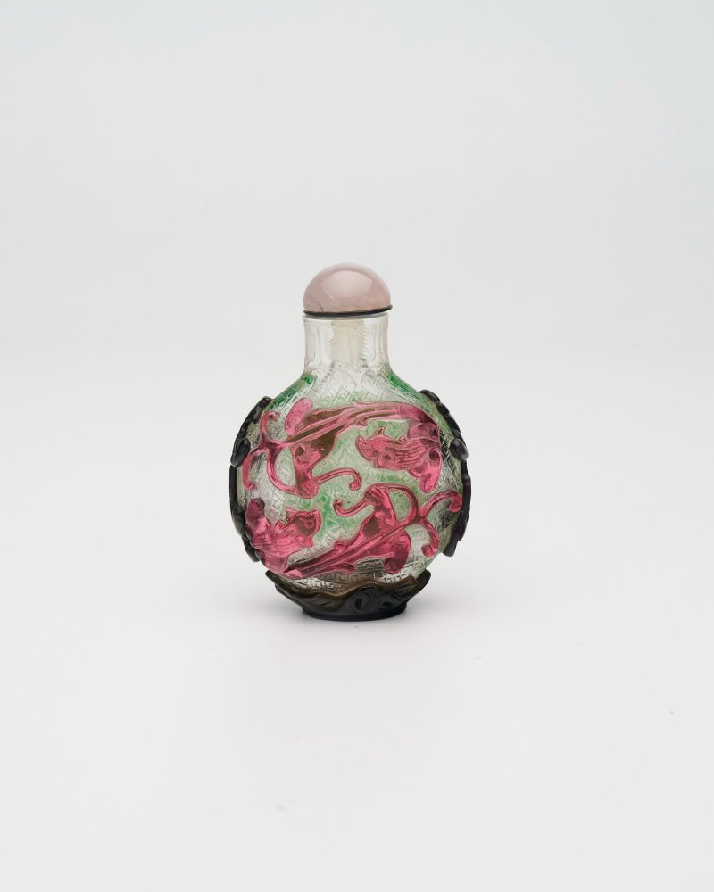 晚清 透明地套雙色玻璃螭龍紋鼻煙壺 | A MULTI-COLOUR OVERLAY GLASS 'CHI-DRAGON' SNUFF BOTTLE - 图12
