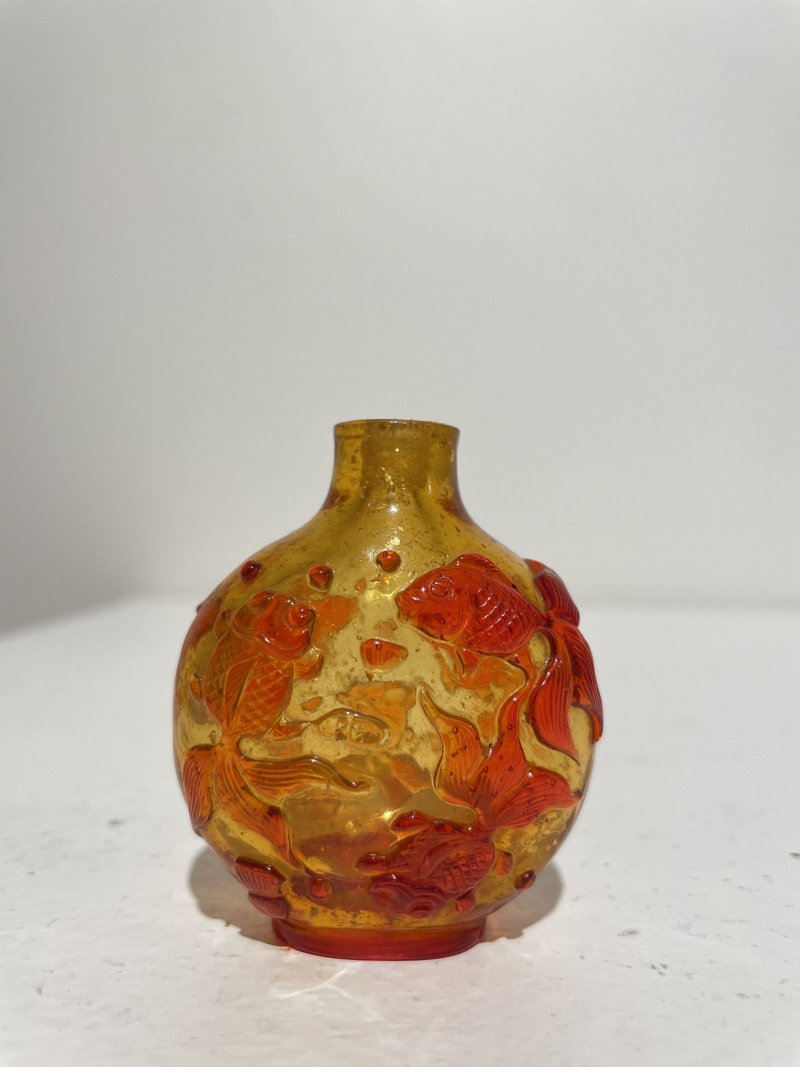 十九世紀 琥珀地套紅玻璃⌈金玉滿堂⌋鼻煙壺、珊瑚蓋 | A RED OVERLAY AMBER GLASS 'GOLDFISH' SNUFF BOTTLE - 图14