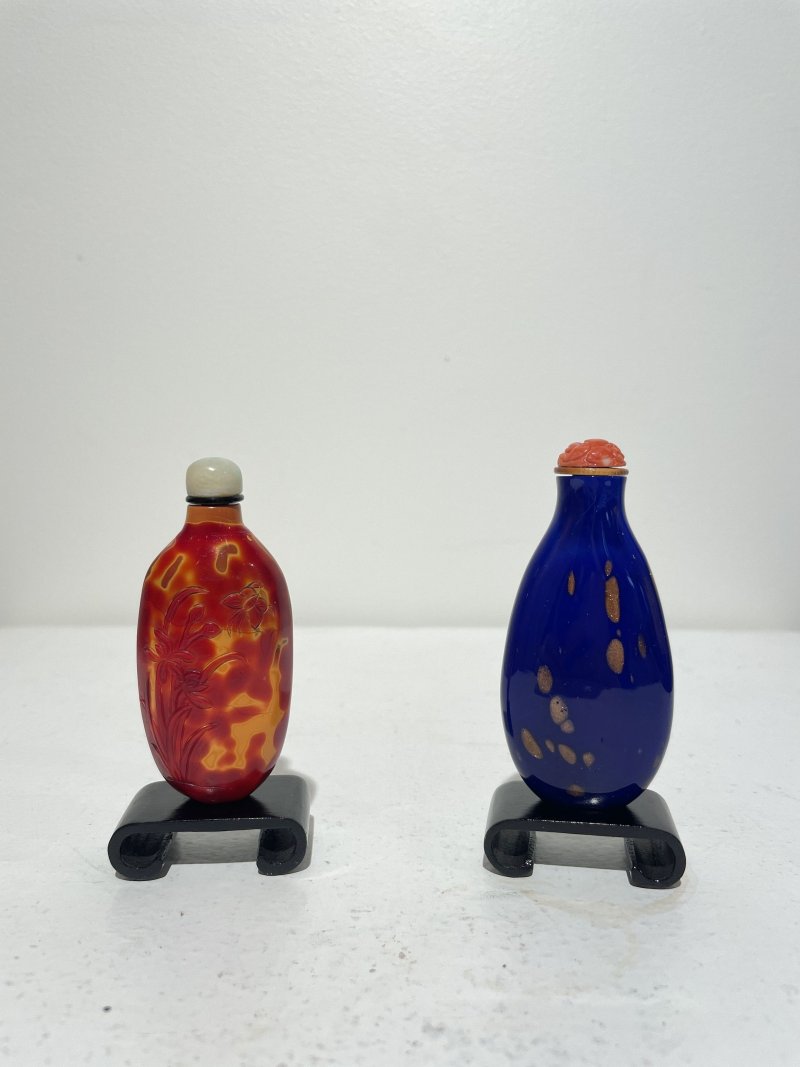 十九/二十世紀 仿雄黃玻璃蘭蝶紋、藍地灑金星玻璃鼻煙壺二件 | A GLASS SNUFF BOTTLE IMITATING REALGAR AND A SAPPHIRE-BLUE AVENTURINE-GLASS SNUFF BOTTLE - 图34