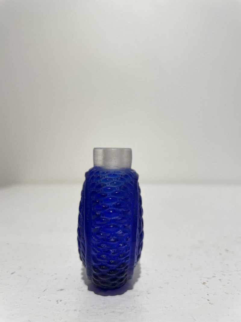 十九/二十世紀 藍玻璃竹簍紋、霏雪地套藍玻璃開光八駿紋、素面開光、透明地套藍玻璃蝴蝶花卉紋鼻煙壺四件 | THREE BLUE OVERLAY GLASS AND A SAPPHIRE-BLUE GLASS SNUFF BOTTLES - 图59