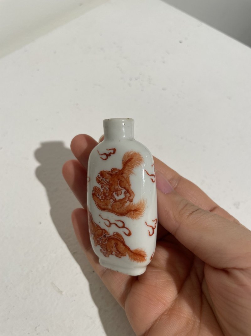 晚清 礬紅彩瑞獅紋鼻煙壺 | AN IRON-RED PAINTED 'BUDDHIST LIONS' SNUFF BOTTLE - 图22