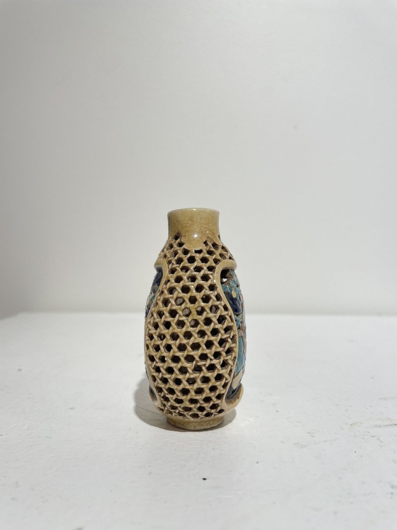 十九世紀 法華彩鏤雕開光「鍾離∙韓湘子」套瓶鼻煙壺 | A RETICULATED AND DOUBLE-WALLED FAHUA 'ZHONGLI AND HAN XIANGZI' SNUFF BOTTLE - 图8