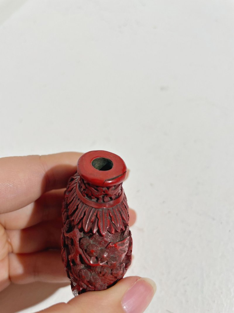 十九世紀 剔紅⌈掘地得金⌋鼻煙壺 | A CINNABAR LACQUER 'FIGURES' SNUFF BOTTLE - 图4