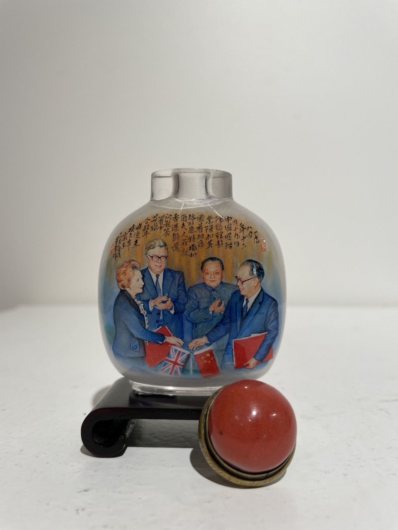 （壺）十九世紀 董雪作 水晶内畫⌈香港回歸⌋鼻煙壺、珊瑚蓋 一九八五年作 | AN INSIDE PAINTED ROCK CRYSTAL 'RETURN OF HK' SNUFF BOTTLE - 图21