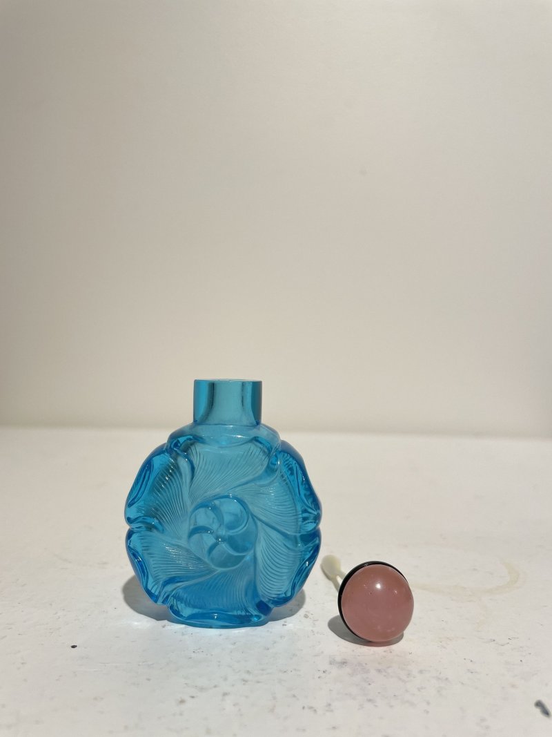 十九世紀 藍色玻璃金葵紋鼻煙壺二件 | TWO BLUE GLASS 'MALLOW' SNUFF BOTTLES - 图31