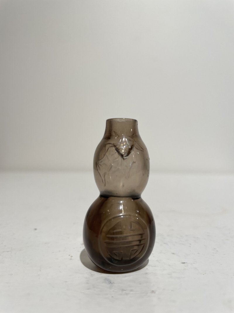 十九世紀 煙晶福壽葫蘆形鼻煙壺 | A SMOKEY CRYSTAL GOURD-SHAPED 'BAT AND SHOU CHARACTER' SNUFF BOTTLE - 图7