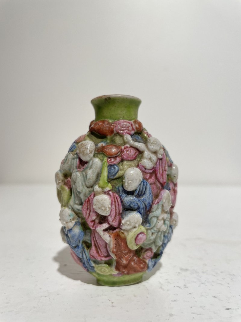 十九世紀 粉彩⌈十八羅漢⌋鼻煙壺 | A FAMILLE ROSE MOULDED 'ARHAT' SNUFF BOTTLE - 图7