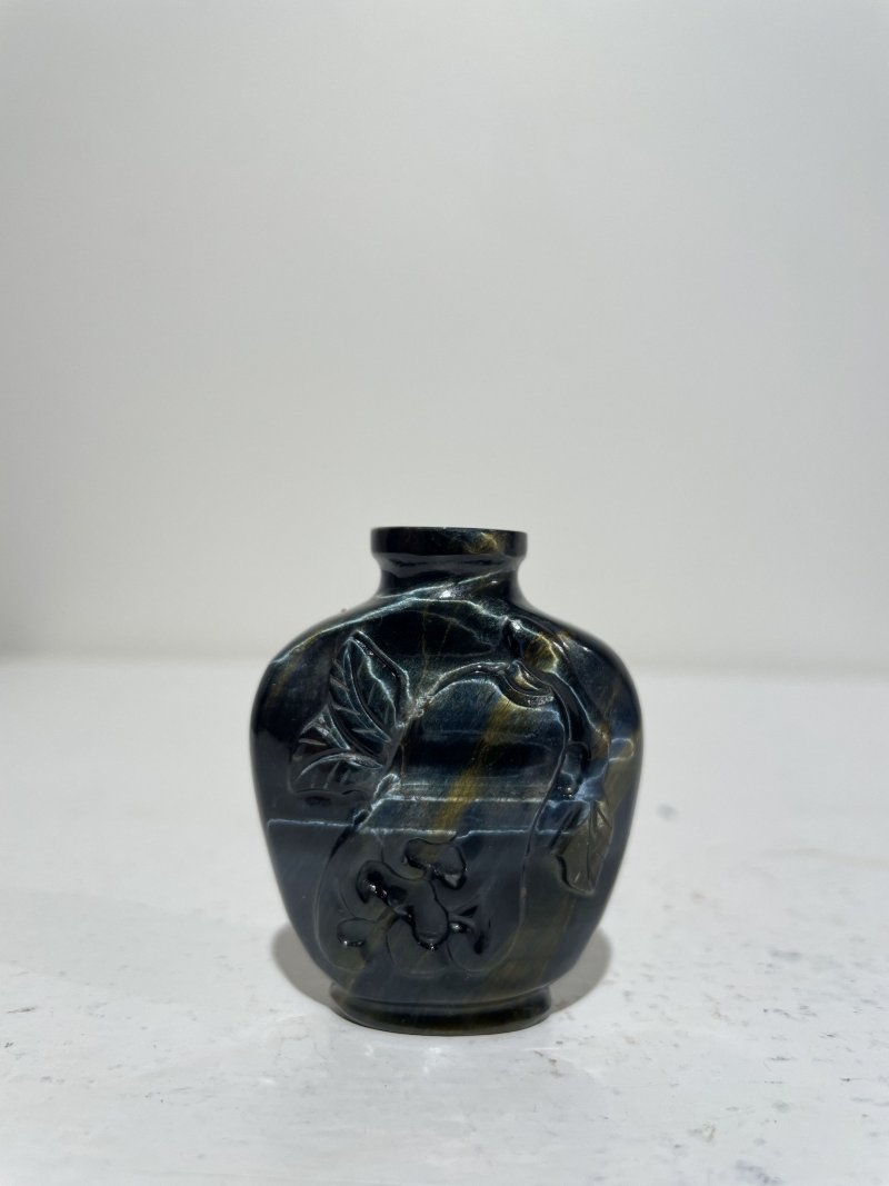 十九/二十世紀 碧玉⌈瓜瓞⌋、翡翠巧雕⌈連年有餘⌋、虎眼石⌈佛手⌋鼻煙壺三件 | A SPINACH JADE 'MELON', A JADEITE 'LOTUS' AND A TIGER'S EYE 'FINGER CITRON' SNUFF BOTTLES - 图8