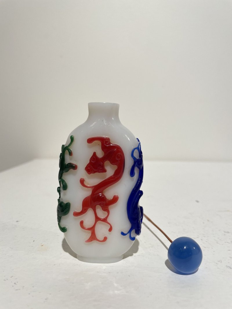 1820-1880年 白地套五色玻璃螭龍紋鼻煙壺 | A MULTI-COLOUR OVERLAY GLASS 'CHI-DRAGON' SNUFF BOTTLE - 图27