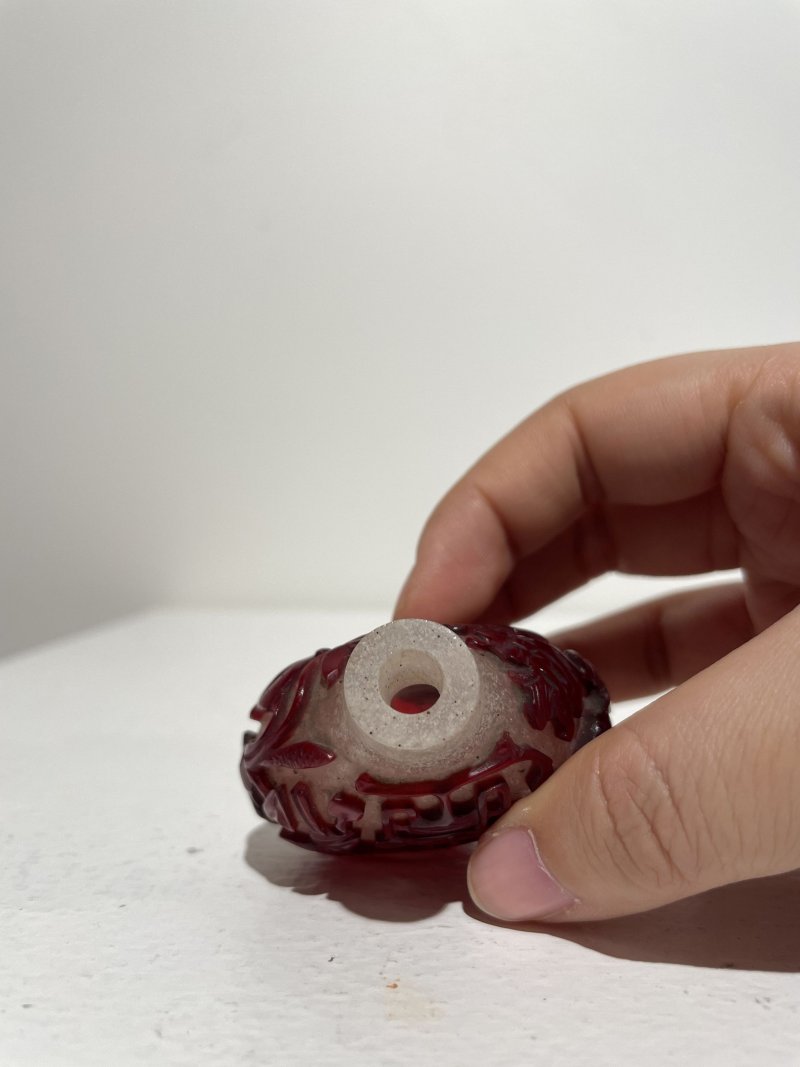 十九世紀 霏雪地套紅玻璃博古紋鼻煙壺 | A RED OVERLAY GLASS 'ANTIQUITY' SNUFF BOTTLE - 图14