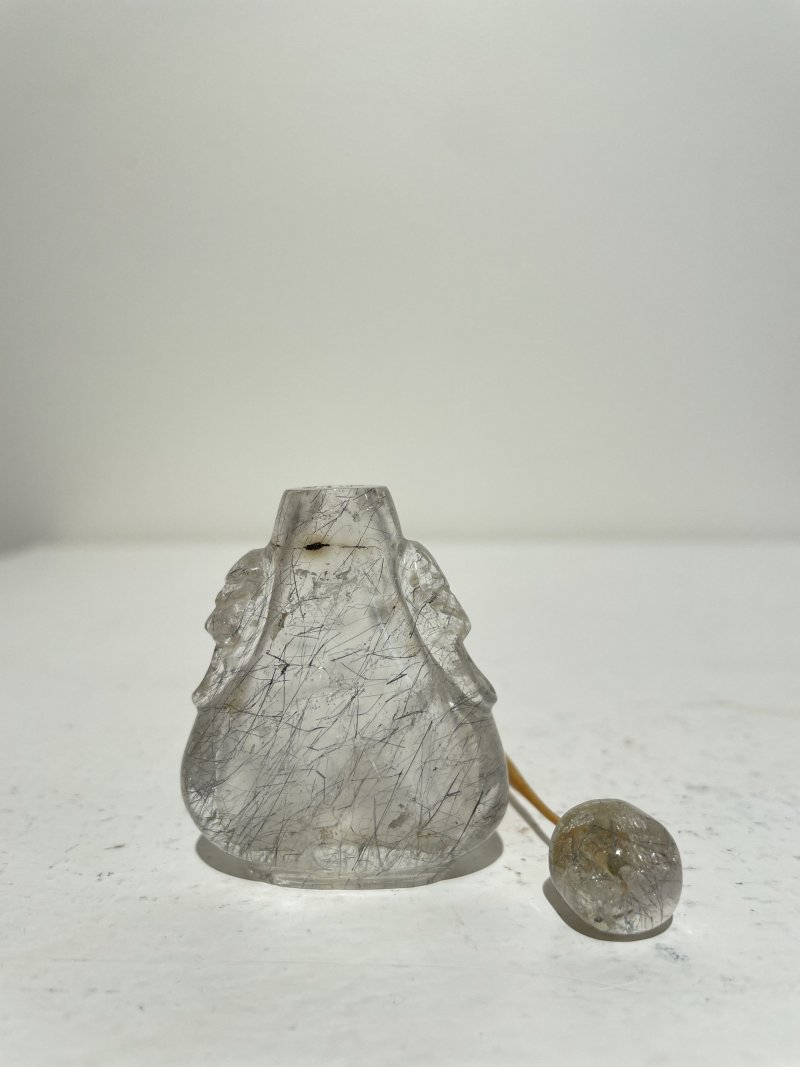十九/二十世紀 抱子石、綠松石、水晶鼻煙壺三件 | A PUDDINGSTONE, A TURQUOISE, AND A ROCK CRYSTAL SNUFF BOTTLE - 图25