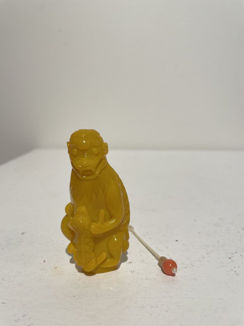 民國 雞油黃玻璃蓮瓣紋、「代代封侯」鼻煙壺二件及鼻煙碟二件 | TWO YELLOW GLASS SNUFF BOTTLES AND TWO SNUFF DISHES - 图32