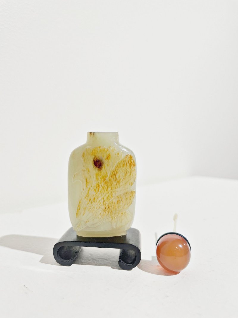 十九/二十世紀 白玉褐沁⌈百財⌋鼻煙壺 | A GREENISH WHITE JADE 'CABBAGE' SNUFF BOTTLE WITH RUSSET INCLUSION - 图10