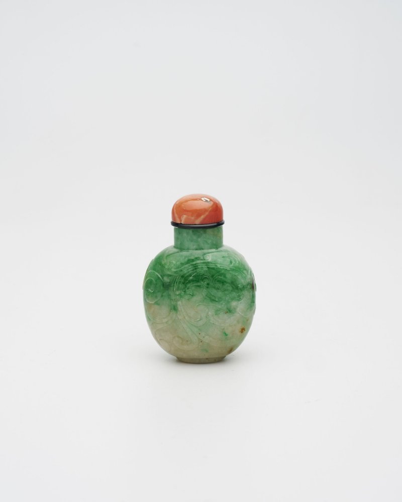 十九世紀 翡翠龍紋鼻煙壺、珊瑚蓋 | AN APPLE-GREEN AND WHITE JADEITE 'DRAGON' SNUFF BOTTLE - 图11