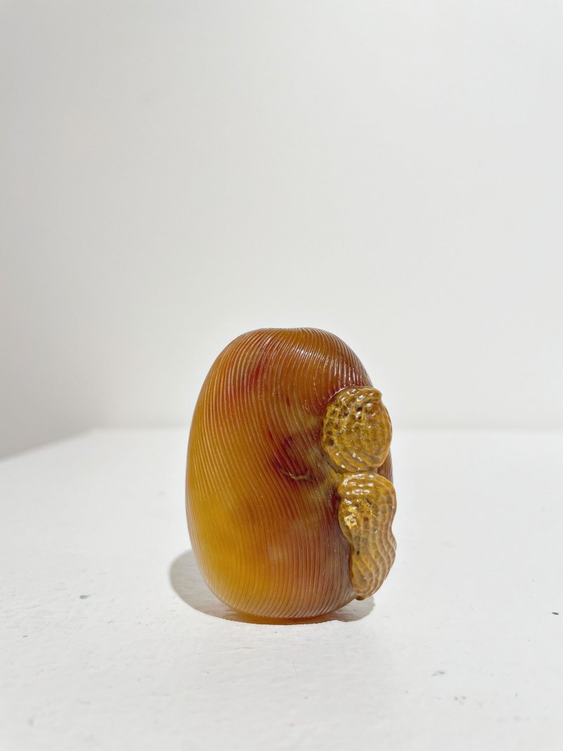 十九世紀 瑪瑙巧雕⌈花生·棗⌋鼻煙壺、紫水晶蓋 | AN AGATE 'JUJUBE AND PEANUT' SNUFF BOTTLE - 图16