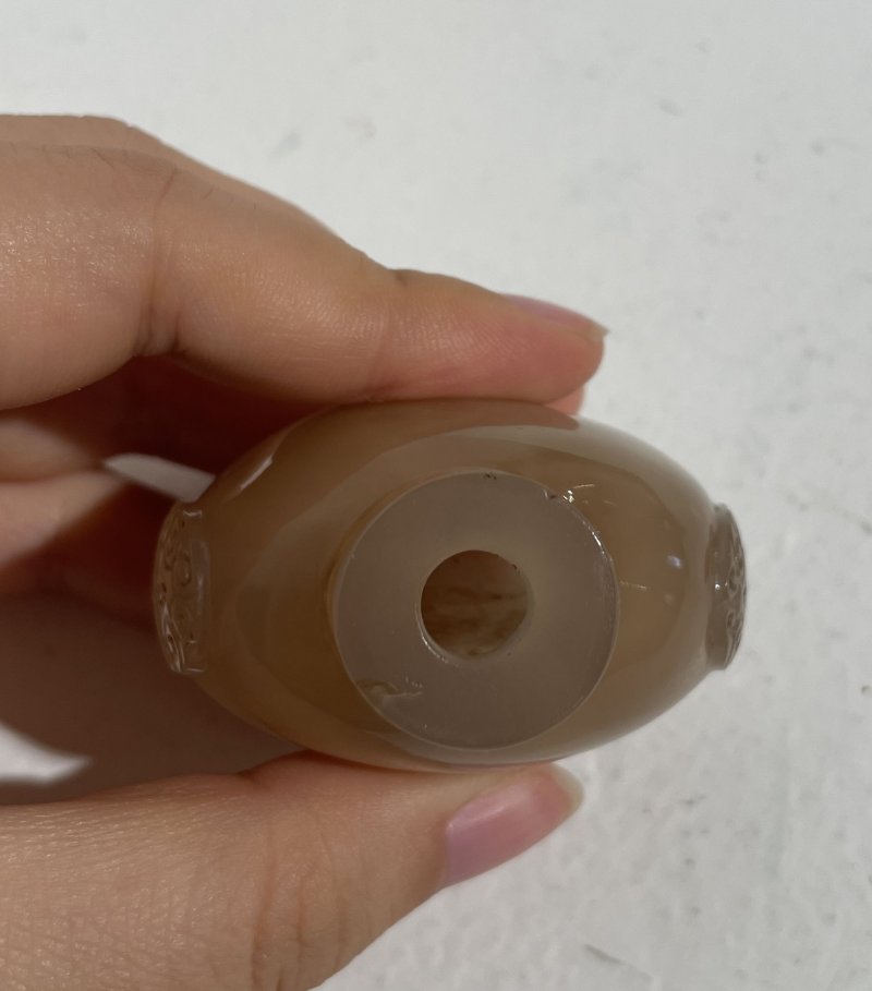 十九/二十世紀 碧石光素、瑪瑙光素鼻煙壺二件 | A JASPER AND AN AGATE SNUFF BOTTLE - 图21