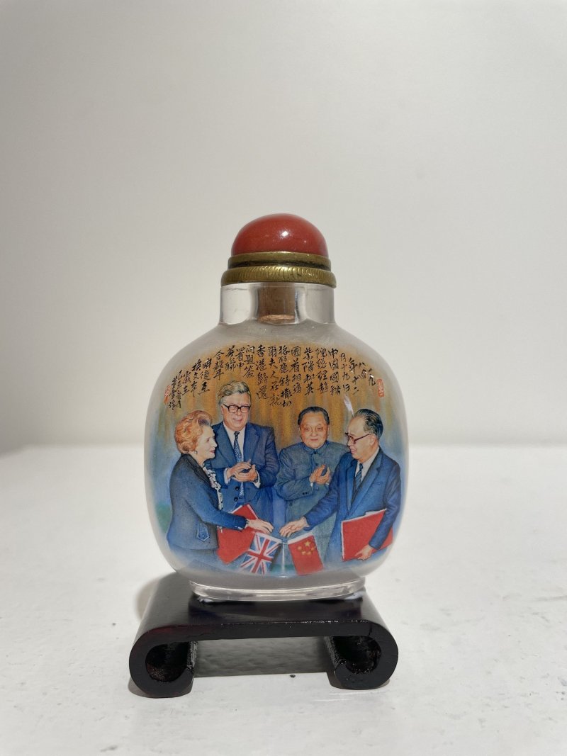 （壺）十九世紀 董雪作 水晶内畫⌈香港回歸⌋鼻煙壺、珊瑚蓋 一九八五年作 | AN INSIDE PAINTED ROCK CRYSTAL 'RETURN OF HK' SNUFF BOTTLE - 图10