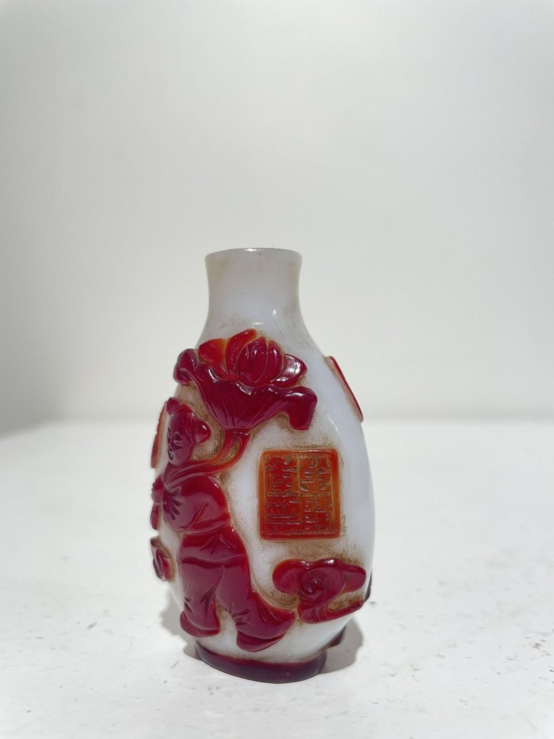十九/二十世紀 白地套紅玻璃福從天降紋、盆景紋、福壽紋、霏雪地套紅玻璃團壽萬字紋鼻煙壺四件 | FOUR RED OVERLAY GLASS SNUFF BOTTLES - 图24