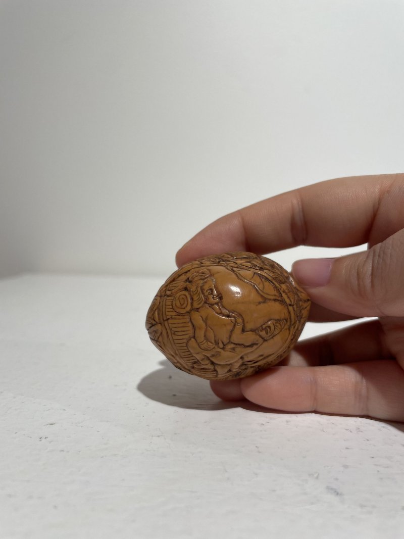 二十世紀 銅合金、鎏金黑色玻璃、雕刻葫蘆、打磨雕刻核桃、天然牙質鼻煙壺五件 其一⌈乾隆⌋刻款 | FIVE SNUFF BOTTLES OF VARIOUS MATERIALS - 图38