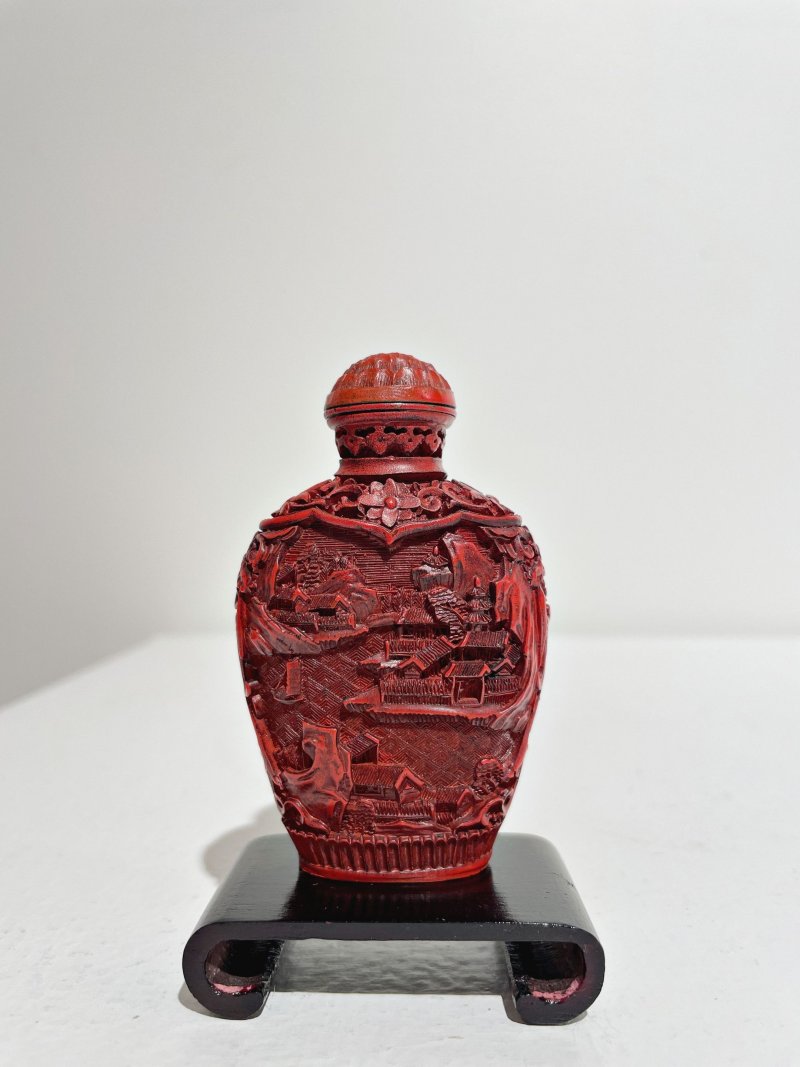 十九世紀 剔紅山水人物故事紋鼻煙壺 | A CINNABAR LACQUER 'LANDSCAPE' SNUFF BOTTLE - 图20