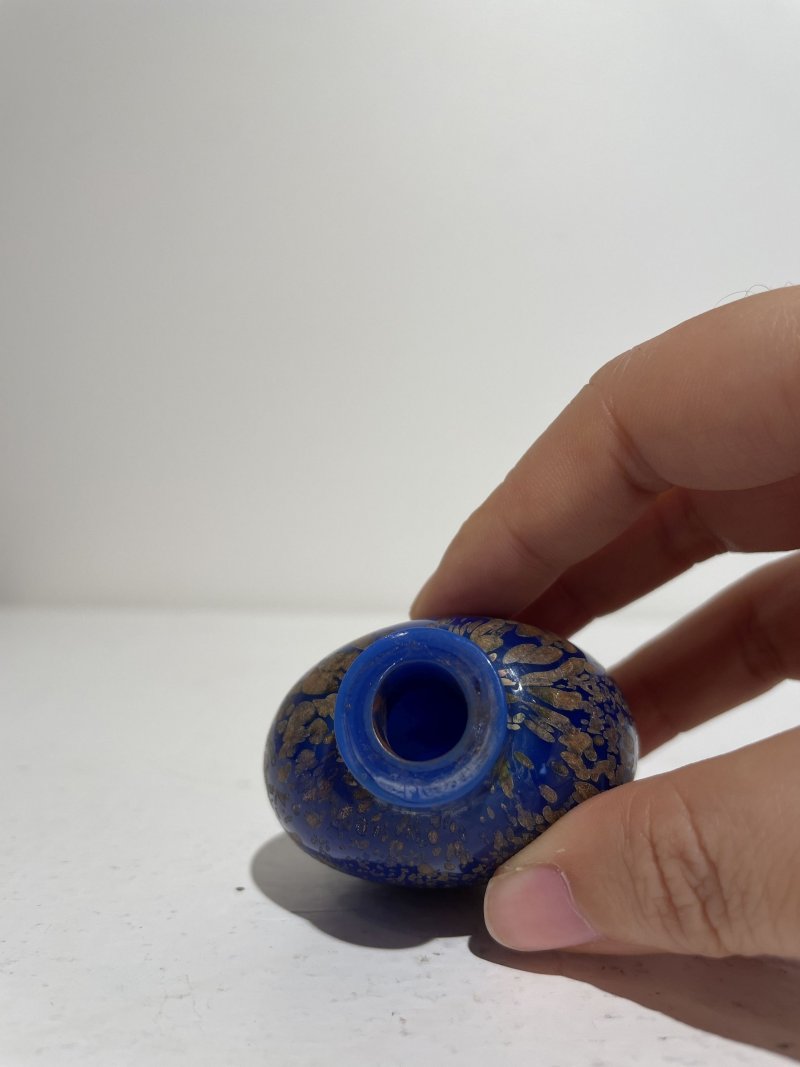 1750-1850 藍地灑金星玻璃鼻煙壺 | A SAPPHIRE-BLUE AVENTURINE GLASS SNUFF BOTTLE - 图20