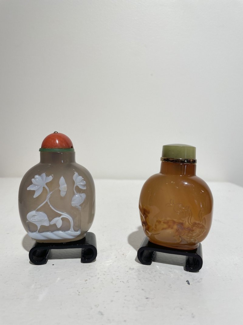十九/二十世紀 瑪瑙巧雕一路連科紋、神獸紋鼻煙壺二件 | AN AGATE 'EGRET AND LOTUS' AND AN AGATE 'MYTHICAL BEAST' SNUFF BOTTLE - 图18