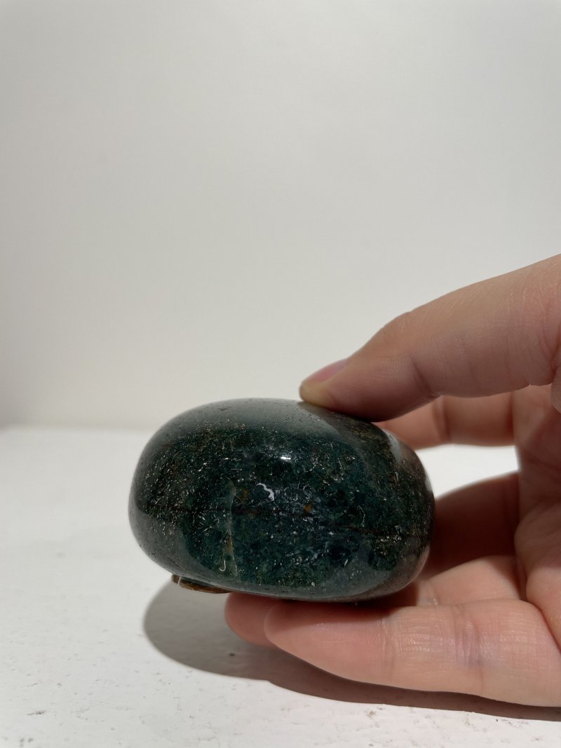 十九/二十世紀 羊肝瑪瑙耄耋紋、水藻瑪瑙鼻煙壺二件 | A JASPER 'CAT AND BUTTERFLY' AND A MOSS AGATE SNUFF BOTTLE - 图35