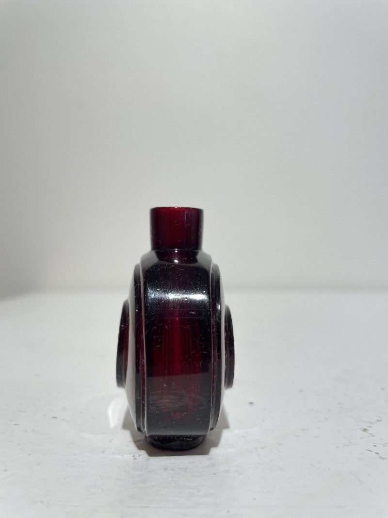 十九/二十世紀 寶石紅、藍玻璃鼻煙壺二件 | A RUBY-RED AND A BLUE GLASS SNUFF BOTTLES - 图23