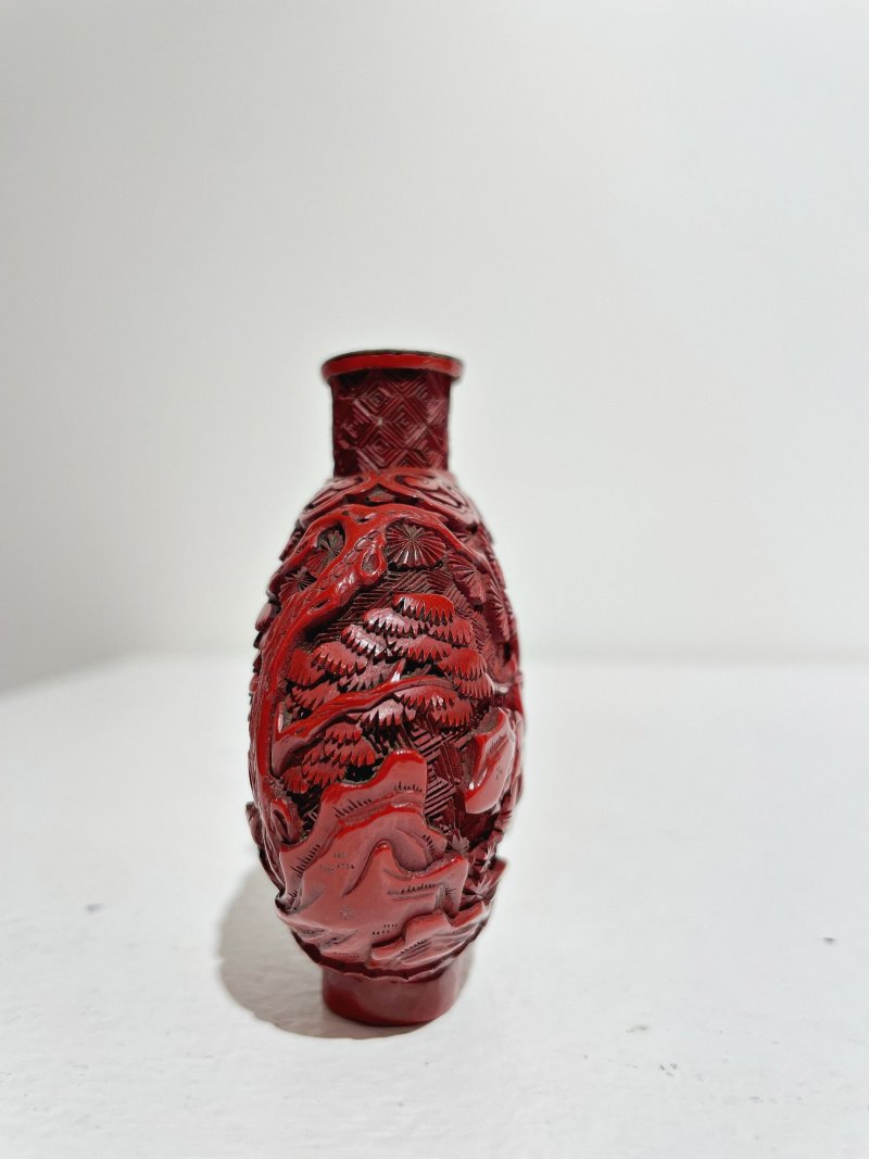 十九世紀 剔紅山水人物紋鼻煙壺、木雕石紋座 | A CINNABAR LACQUER 'FIGURES IN LANDSCAPE' SNUFF BOTTLE - 图21