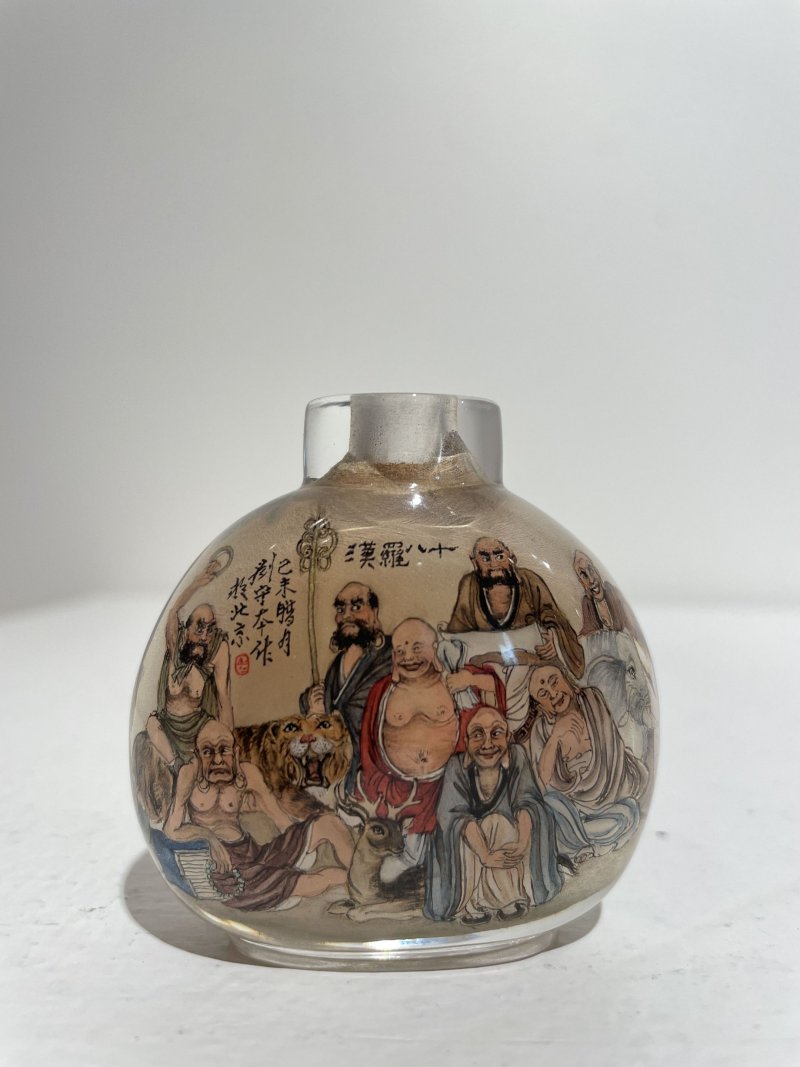 劉守本 玻璃内畫⌈十八羅漢⌋鼻煙壺 一九七九年作 | AN INSIDE PAINTED GLASS 'EIGHTEEN LUOHAN' SNUFF BOTTLE - 图9