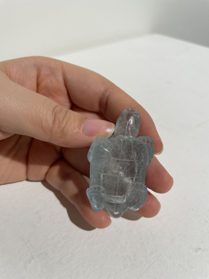 十九世紀 海藍寶烏龜鼻煙壺 | AN AQUAMARINE 'TORTOISE' SNUFF BOTTLE - 图13