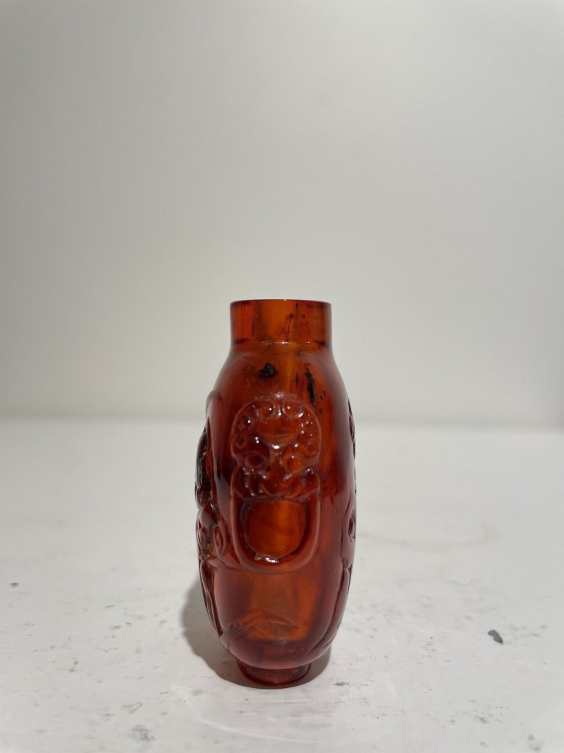 十九世紀 琥珀⌈耄耋富貴•空谷幽蘭⌋鼻煙壺 | AN AMBER 'CAT AND ORCHID' SNUFF BOTTLE - 图7