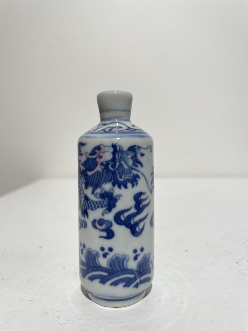 二十世紀中期 青花釉裏紅海水雲龍紋鼻煙壺二件 ⌈大清康熙年製⌋、⌈大清乾隆年製⌋青花楷書款 | TWO UNDERGLAZE-BLUE AND COPPER-RED SNUFF BOTTLES - 图7