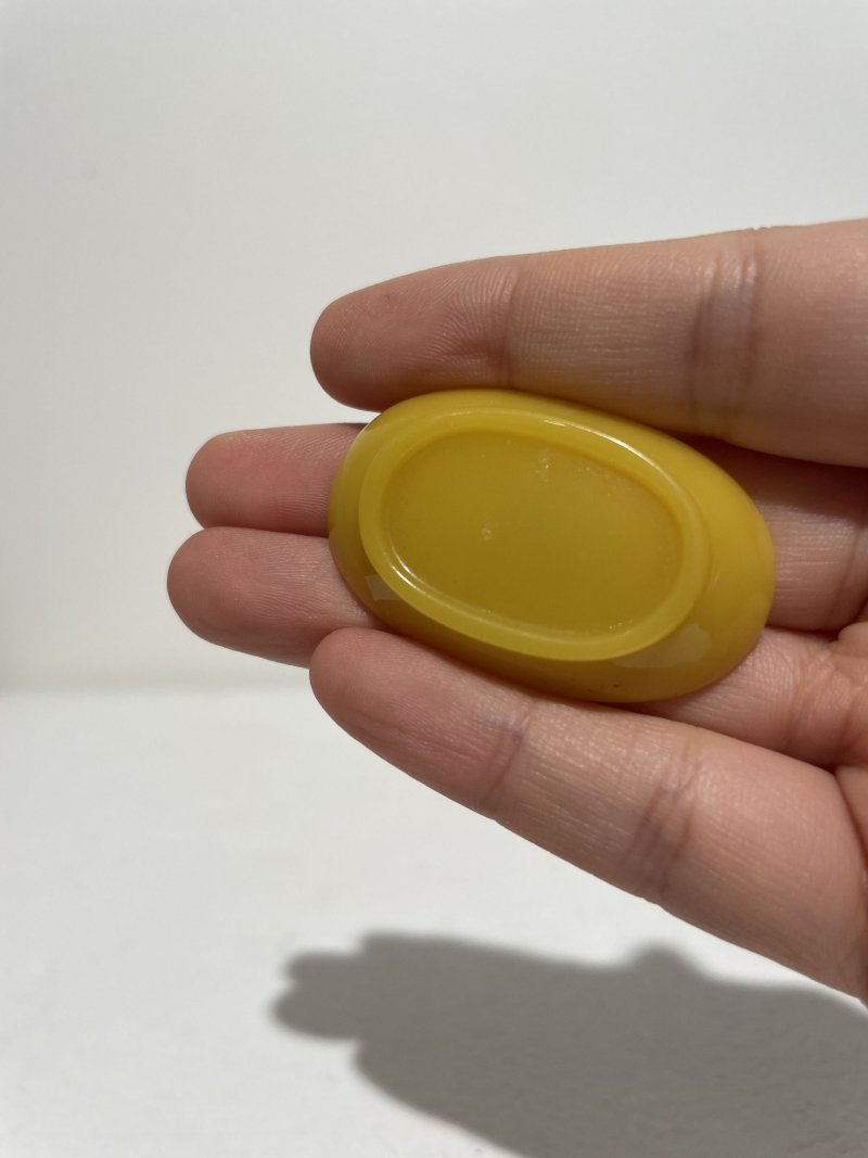 民國 雞油黃玻璃蓮瓣紋、「代代封侯」鼻煙壺二件及鼻煙碟二件 | TWO YELLOW GLASS SNUFF BOTTLES AND TWO SNUFF DISHES - 图22