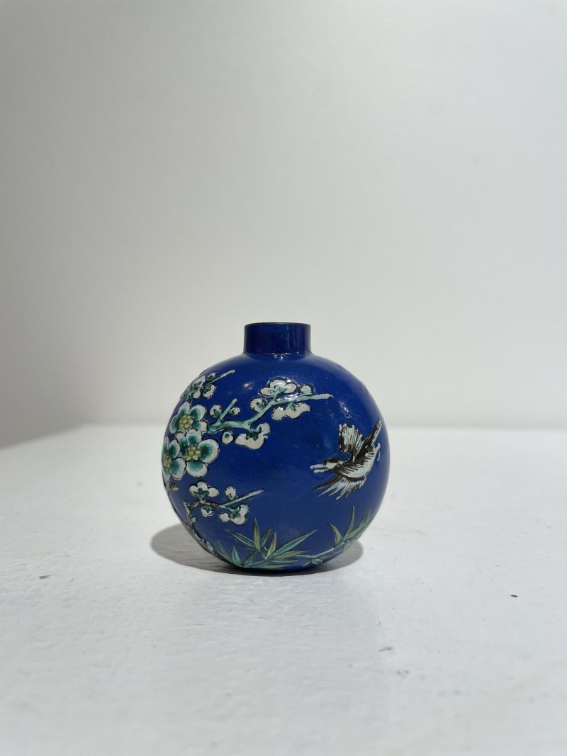 十九世紀 紫砂加彩藍地⌈喜上梅梢⌋鼻煙壺 | AN ENAMELLED YIXING 'MAGPIE' SNUFF BOTTLE - 图20