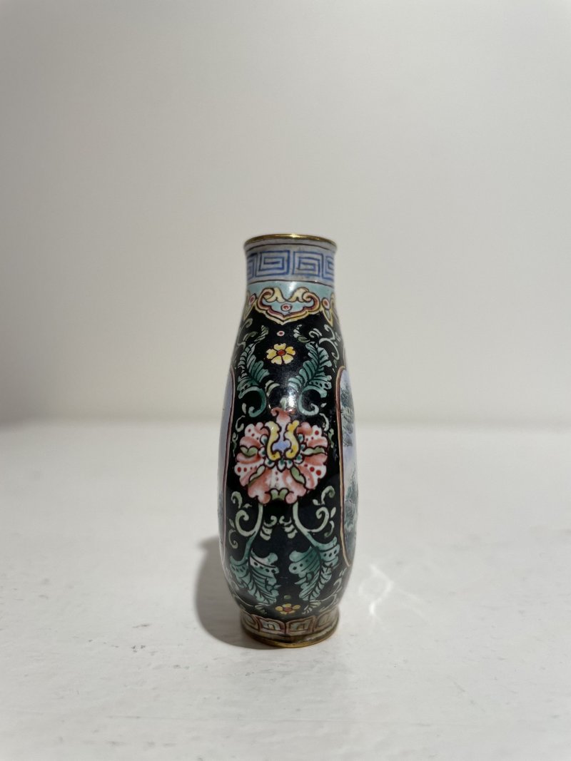 二十世紀 銅胎畫琺琅開光西洋人物紋鼻煙壺及煙碟 ⌈乾隆年製⌋藍彩楷書款 | A PAINTED ENAMEL 'EUROPEAN SUBJECT' SNUFF BOTTLE AND A SNUFF DISH - 图8