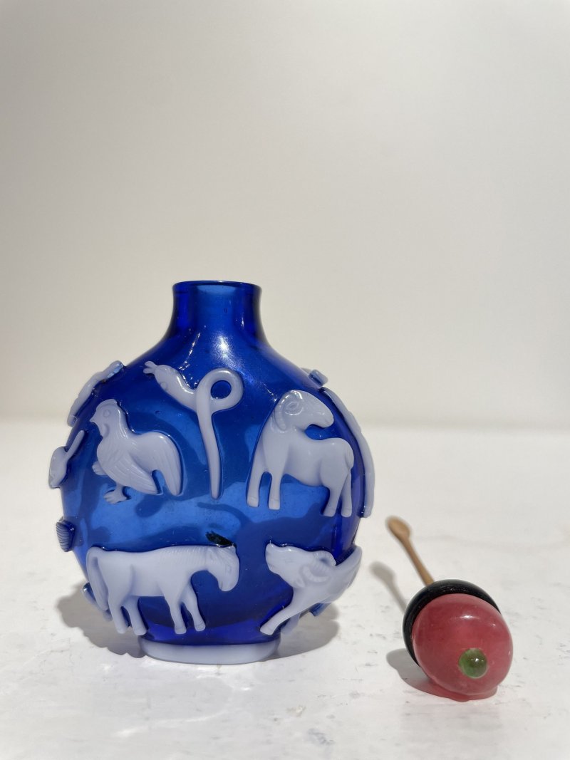 十九世紀 藍地套白玻璃十二生肖紋鼻煙壺 | A WHITE OVERLAY SAPPHIRE GLASS 'ZODIAC' SNUFF BOTTLE - 图21