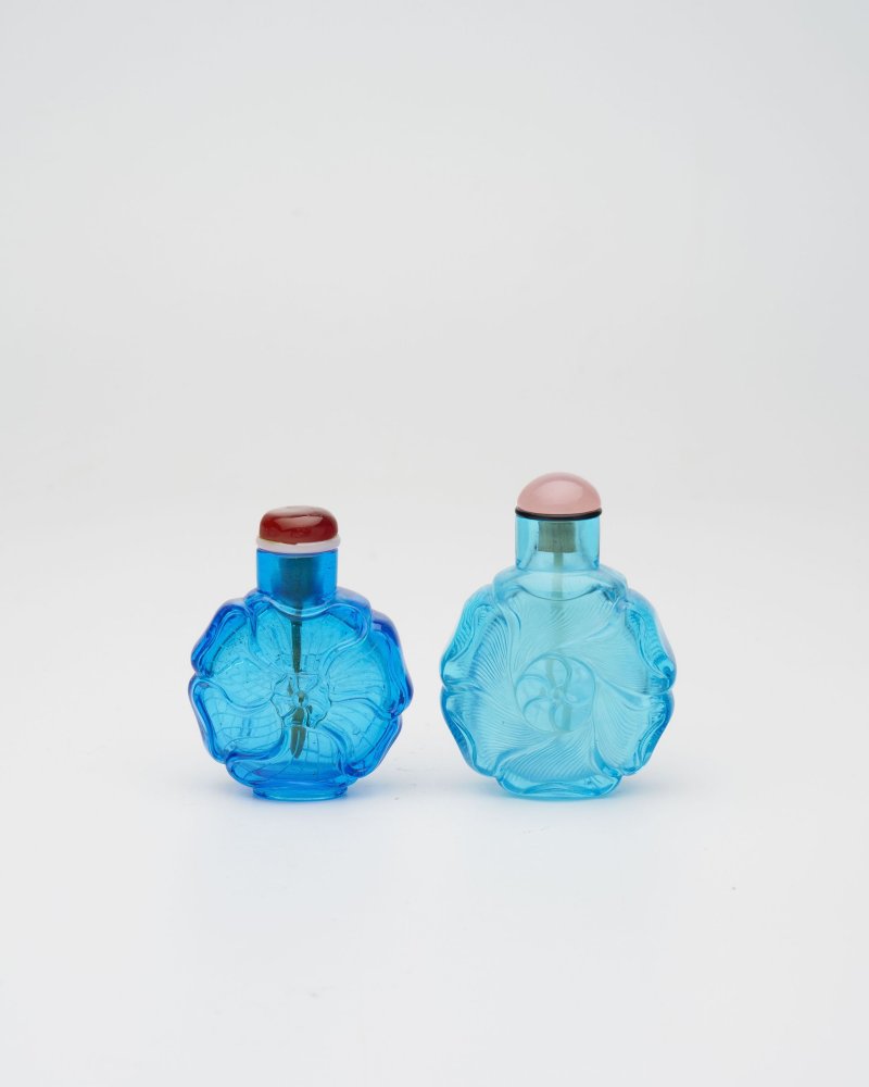 十九世紀 藍色玻璃金葵紋鼻煙壺二件 | TWO BLUE GLASS 'MALLOW' SNUFF BOTTLES
