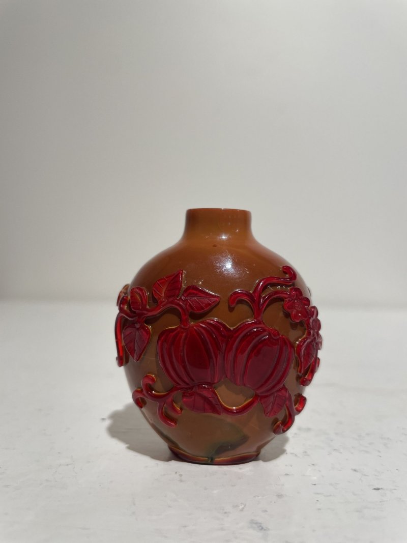 晚清至民國 琥珀套紅玻璃⌈瓜瓞綿綿⌋鼻煙壺、翡翠蓋 | A RED OVERLAY AMBER GLASS 'MELON AND LOTUS' SNUFF BOTTLE - 图16